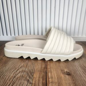 Cougar Naomi Oyster Slides Sandals Womens Size 11 M Cream Puffy Designer Slip On